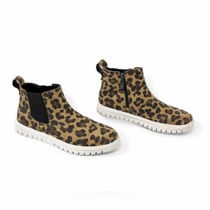 Blondo 6.5 Flora Leopard Waterproof sneaker high top leather Bootie 0173